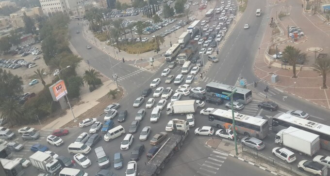 פקק בשדרות המשחררים. אנחנו בדרך לשיגרה הזו (צילום ארכיון: חן אלון)